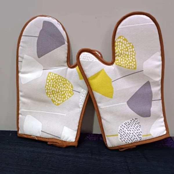 Pack of 2 High Quality Kitchen Cooking Cotton Microwave Oven Gloves Mitts Pot Pad Heat Proof Protected-Random color - Image 4